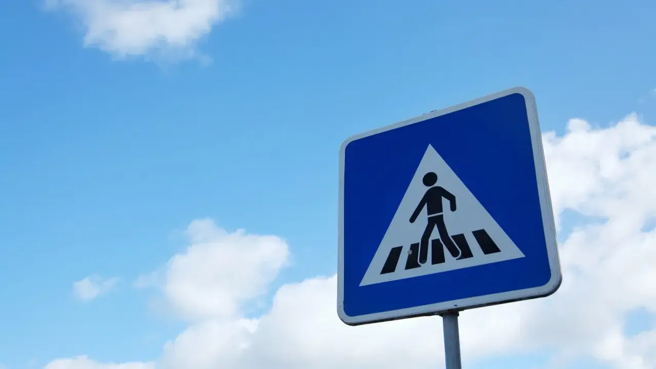 Znaki drogowe na osiedlu: Kto odpowiada i jak postawić legalnie?