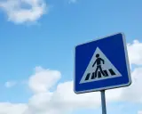 Znaki drogowe na osiedlu: Kto odpowiada i jak postawić legalnie?