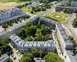 Widok z lotu ptaka na osiedle Teatralne w Krakowie z budynkami i zielenią.