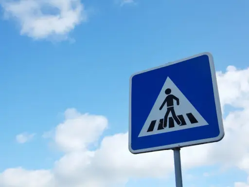 Znaki drogowe na osiedlu: Kto odpowiada i jak postawić legalnie?