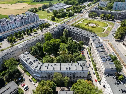 Widok z lotu ptaka na osiedle Teatralne w Krakowie z budynkami i zielenią.