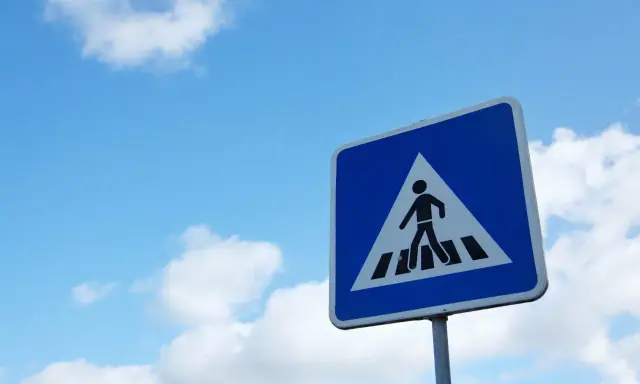 Znaki drogowe na osiedlu: Kto odpowiada i jak postawić legalnie?