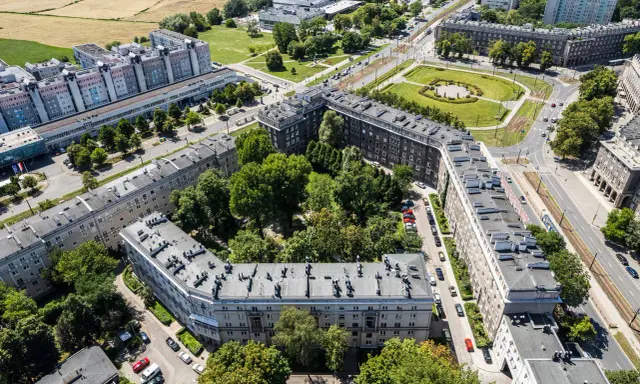 Widok z lotu ptaka na osiedle Teatralne w Krakowie z budynkami i zielenią.