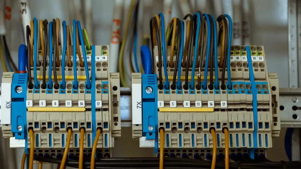 procedura podłączenia prądu tr&oacute;jfazowego, kroki instalacji elektrycznej w mieszkaniu
