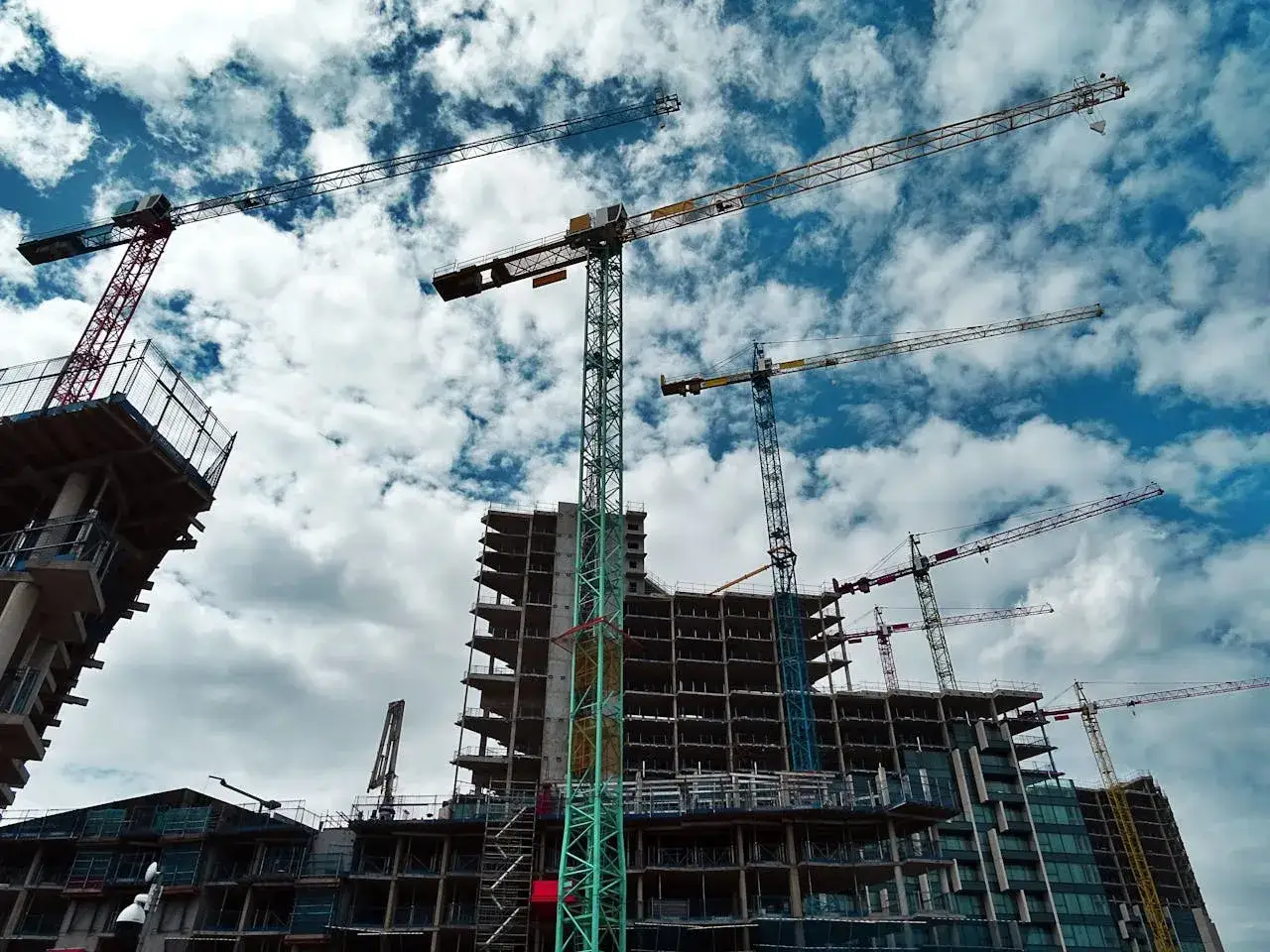 proces budowy osiedla deweloperskiego