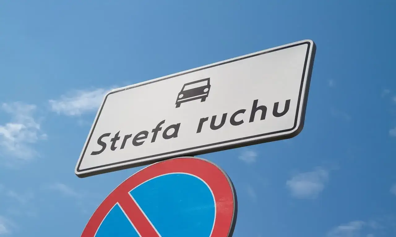 Znaki drogowe strefa zamieszkania i strefa ruchu
